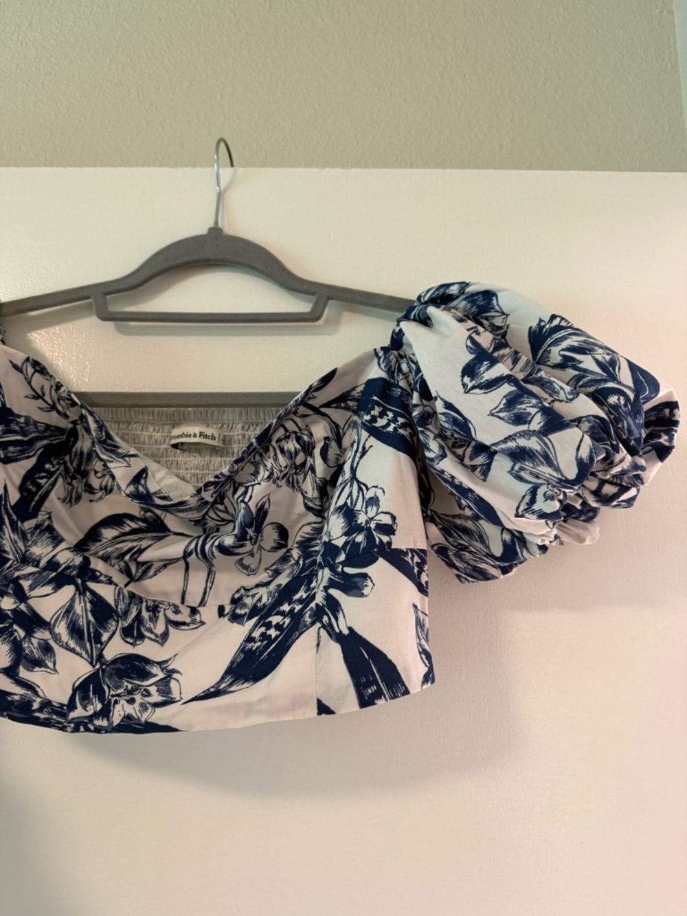 Abercrombie & Fitch White and Navy Floral Puff-Sleeve Crop Top